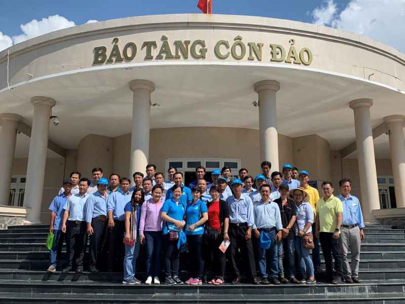 Du khách chụp hình tham quan bảo tàng tại Côn Đảo