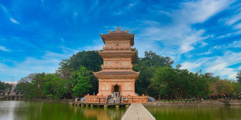 Bảo Tháp Kỳ Lân Tự là Chùa Bạc uy nghiêm