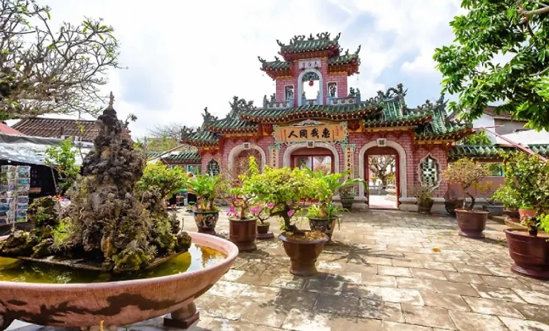 Bên ngoài sân chính của Hội quán Phúc Kiến