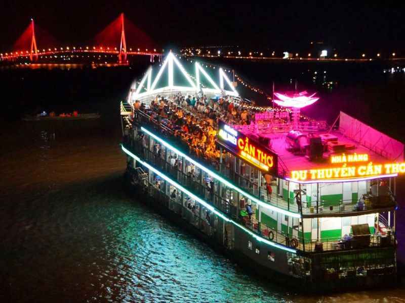 Ăn tối ngắm cảnh trên du thuyền sông Hậu