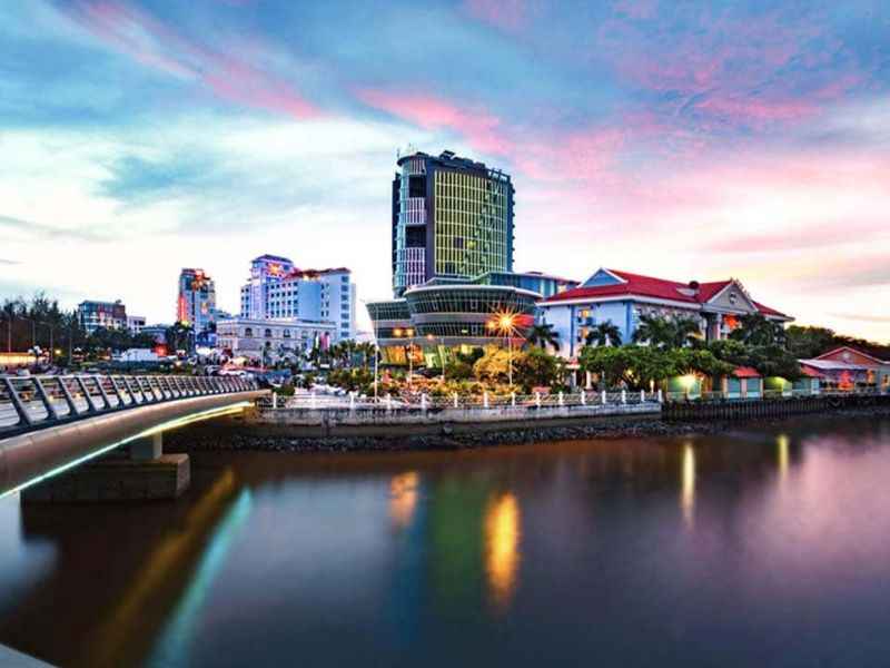 Chụp ảnh sống ảo tại cây cầu Tình Yêu