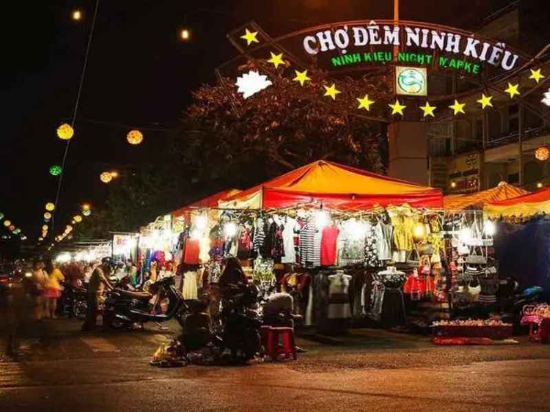 Khám phá vẻ đẹp khu chợ đêm nổi tiếng