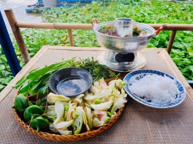 Thưởng thức món lẩu cá tra ăn kèm với bún và cơm