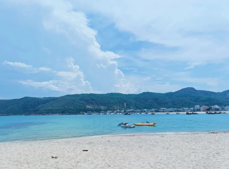 Biển Hòn Khô với làn nước trong xanh 