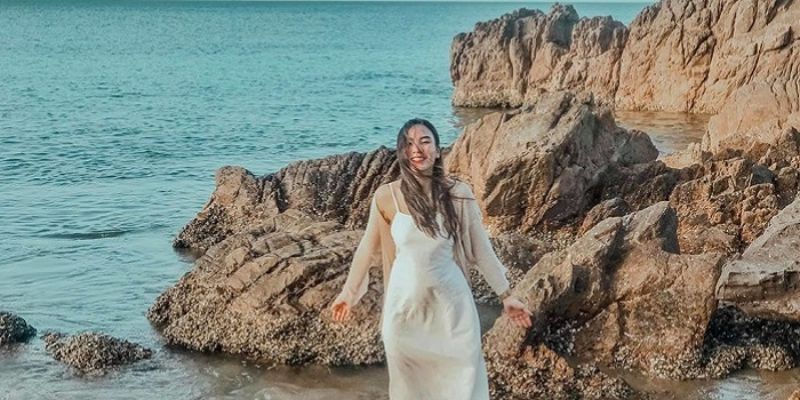 Biển Hòn La xanh biếc trải dài