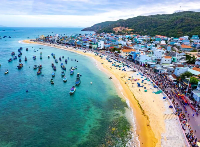 Biển Nhơn Hải với làn cát trắng phau