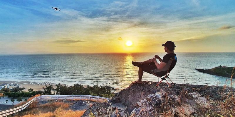 Bình minh rực sáng phía chân trời nhìn từ đỉnh đồi