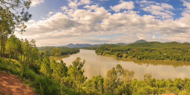 Khoảnh khắc bình minh chiếu từng tia nắng vàng nhẹ trên Đồi Vọng Cảnh