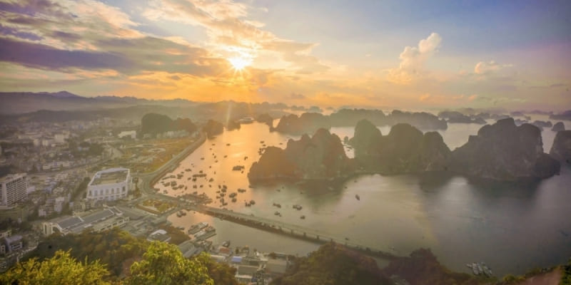 Bình minh mộng mơ từ núi Bài Thơ nhìn xuống