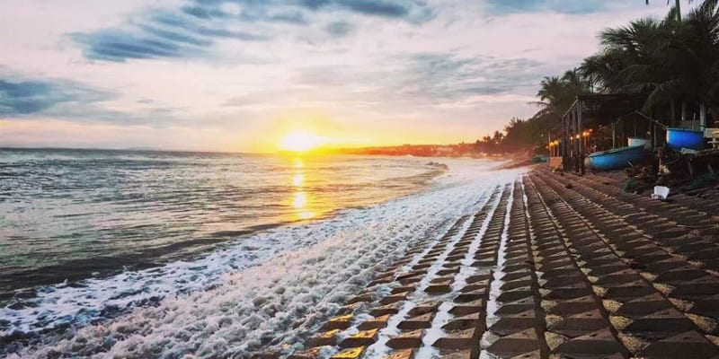 Bình minh nhuộm đỏ biển và tảng đá kỳ thú tạo nên khung cảnh tuyệt mỹ