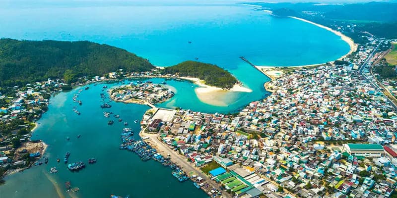 Bờ biển cong ôm trọn mảnh đất thơ mộng và mộc mạc