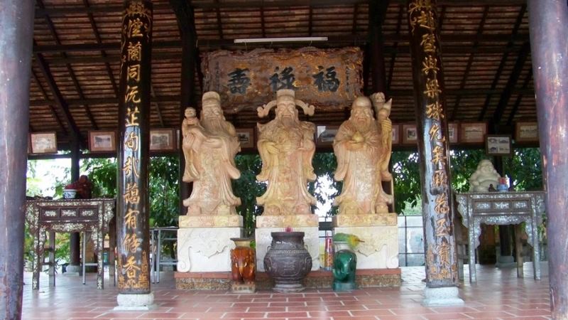 Bộ tượng Phúc Lộc Thọ đặt ở cổng vào làng