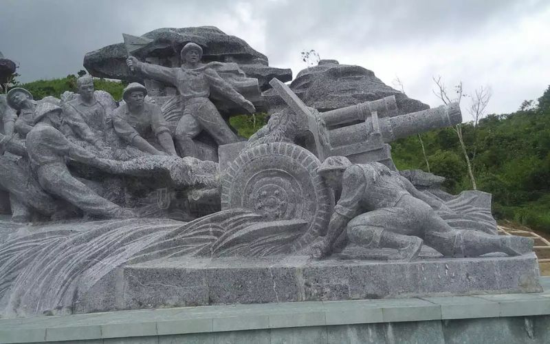 Bức phù điêu thể hiện lại quá trình đấu tranh của dân tộc