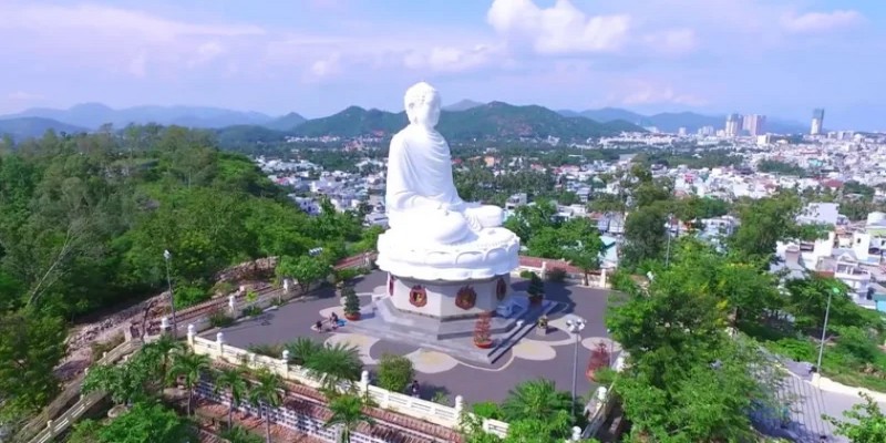 Bức tượng đầy vững chãi khi nhìn từ trên cao