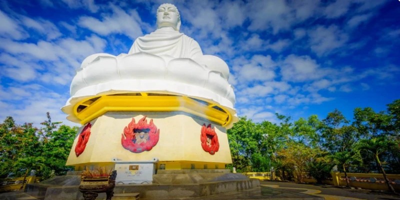 Bức tượng Phật trắng là điểm nhấn độc đáo của chùa