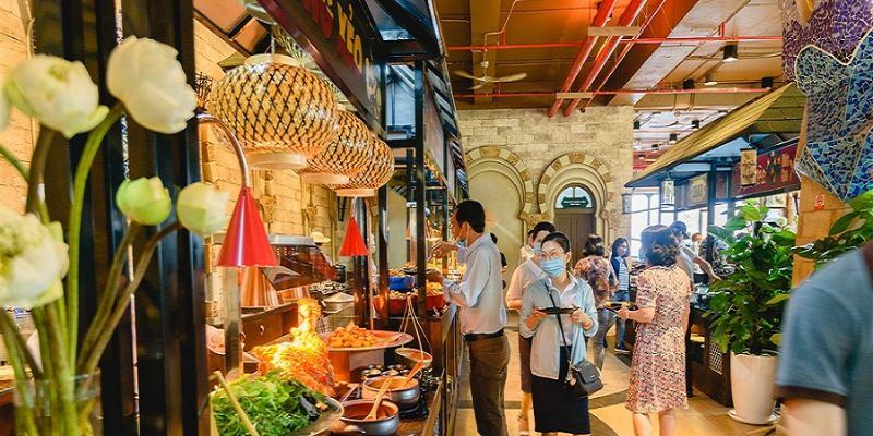 Du khách thưởng thức buffet trên đỉnh núi với tầm nhìn cực đẹp