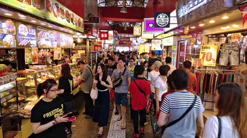 Mua quà tại các khu chợ như Bugis Street giá tốt