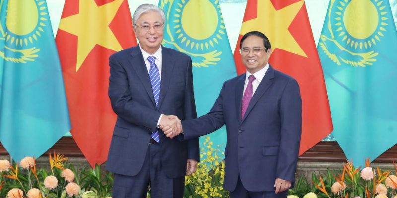 Buổi ký kết miễn visa nhập cảnh Kazakhstan đối với công dân Việt Nam