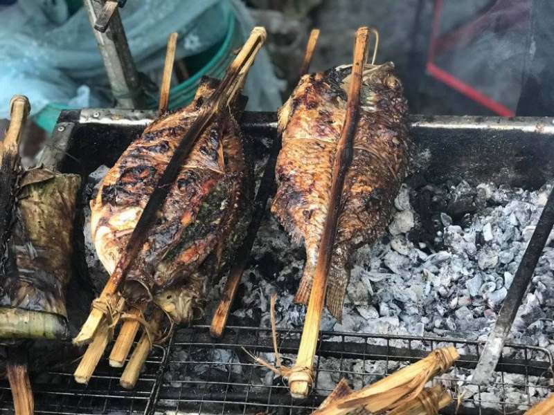 Cá suối nướng than giòn rụm, thơm nức