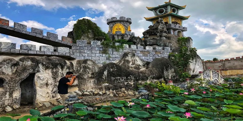 Các bức tường đá bao quanh chùa