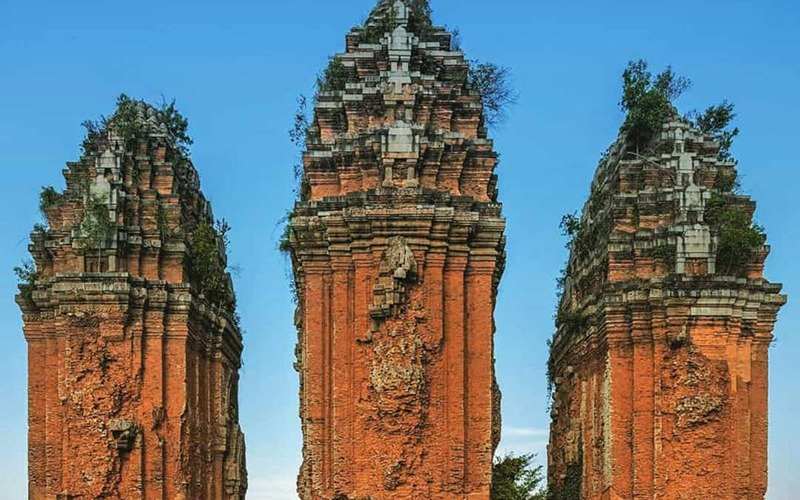 Tháp Dương Long là cụm tháp Chăm cao nhất Đông Nam Á