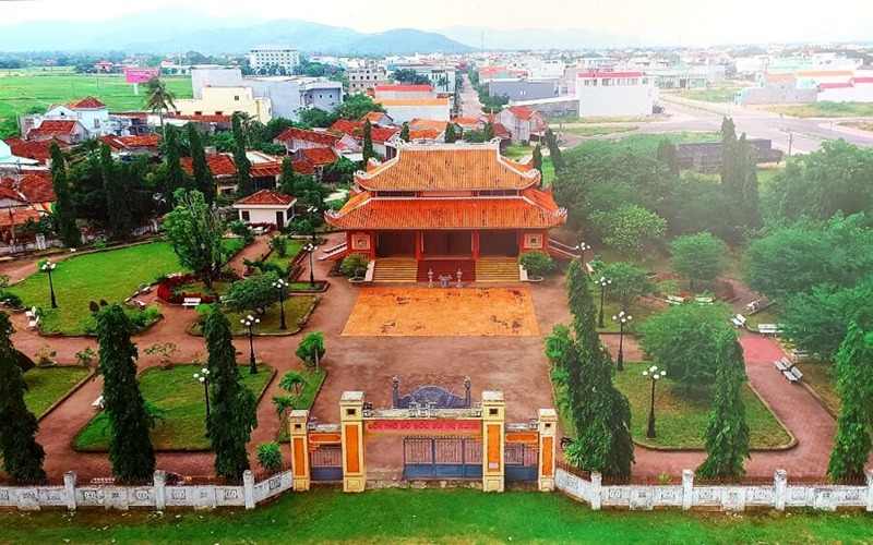 Lăng Mai Xuân Thưởng là nơi tưởng niệm vị anh hùng phong trào Cần Vương chống Pháp.