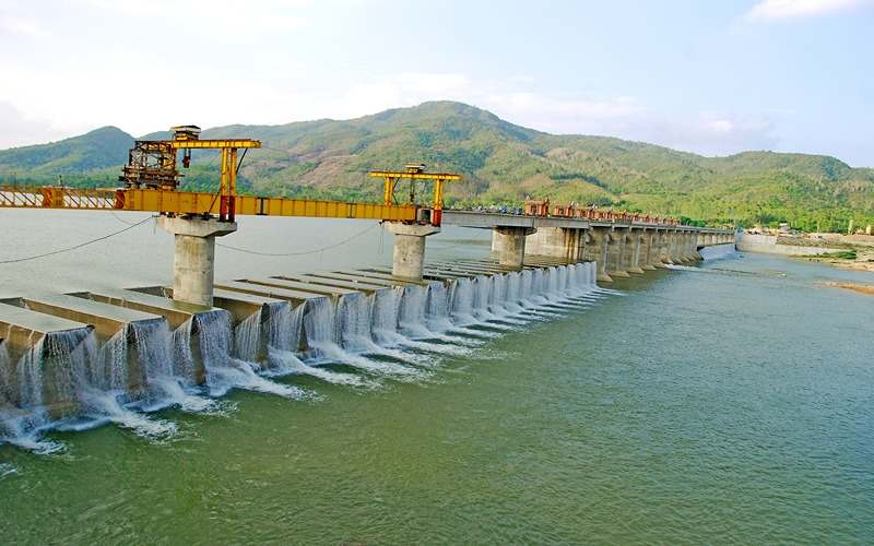 Đập dâng Văn Phong núi non bao quanh, khung cảnh hùng vĩ làm lòng mở rộng