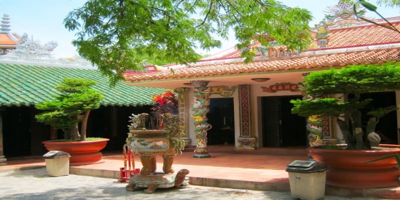 Các gian thờ và công trình xây dựng ngoài chùa