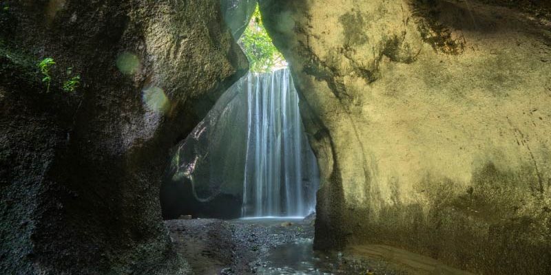 Các hang đá quanh thác tạo cảm giác kỳ bí