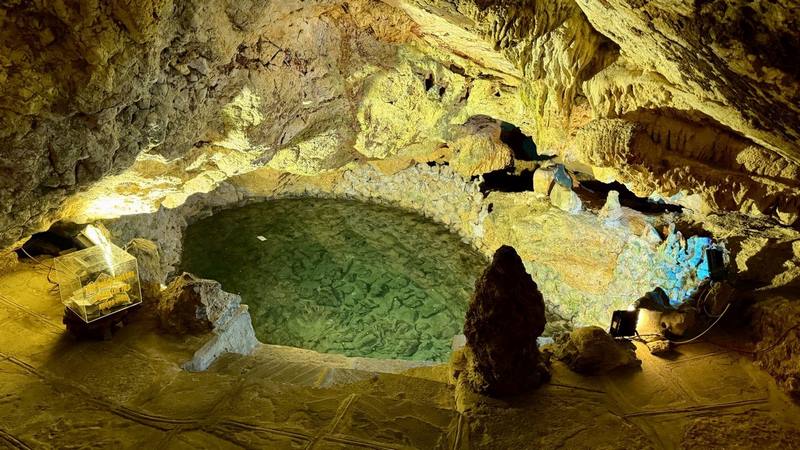 Các hang động với hệ thống nhũ đá độc đáo