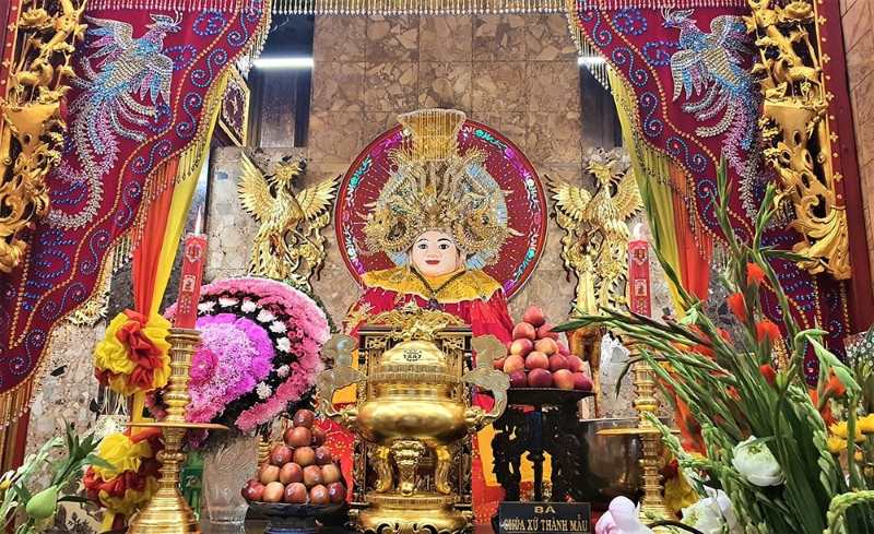 Các hoạt tiết trang trí bên trong miếu