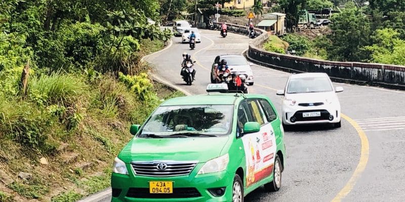 Các phương tiện di chuyển ghé đến động Tam Thanh