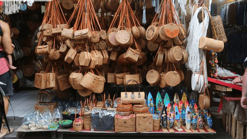 Các sạp hàng được tham quan thoải mái