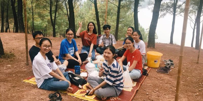 Bữa cắm trại nhẹ nhàng giữa thiên nhiên tĩnh lặng trên đồi 