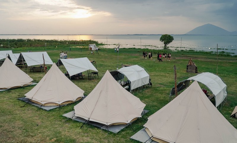 7. Hồ Dầu Tiếng - Cắm trại ngắm hoàng hôn (~80km)