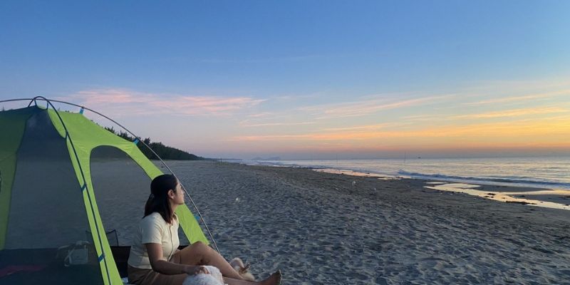 Cắm trại qua đêm trên bãi biển vắng người