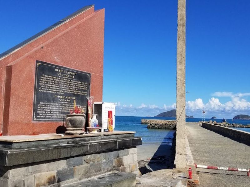 Cận cảnh bia tưởng niệm các bậc anh hùng