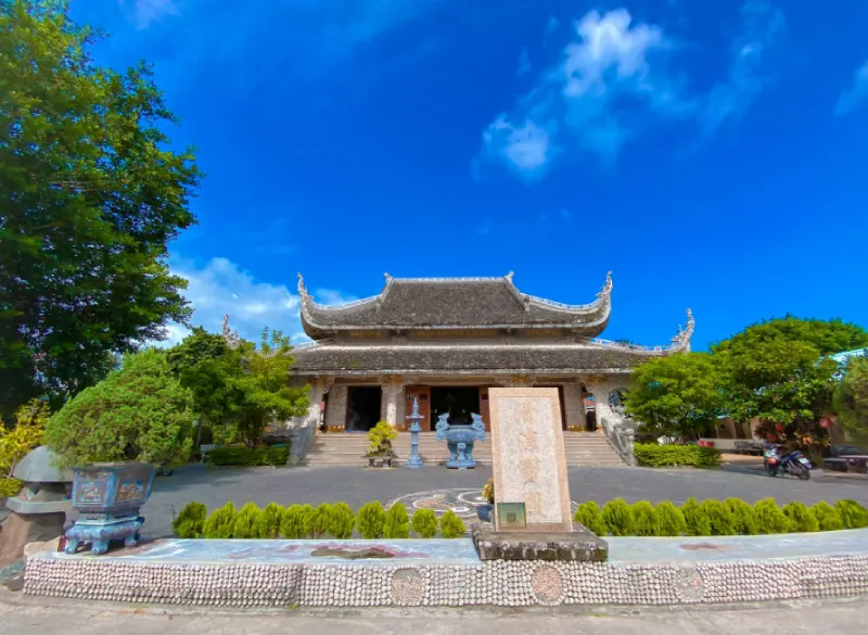 Cảnh quan chùa xanh mát