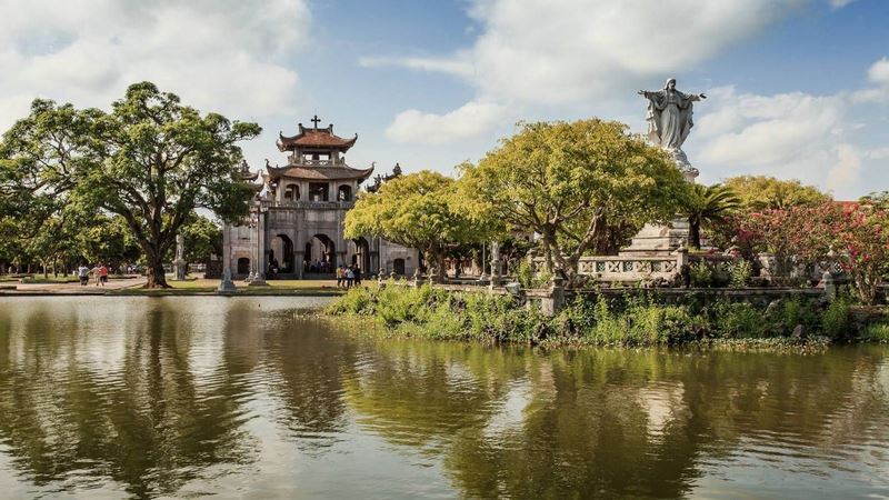 Cảnh quan núi non nhân tạo phía trước nhà thờ