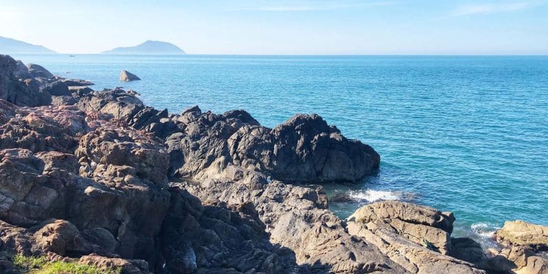 Cảnh vật tuyệt đẹp tại bãi Đá Đen