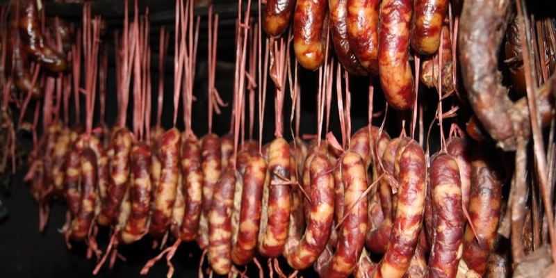 Thưởng thức lạp xưởng gác bếp thơm ngon