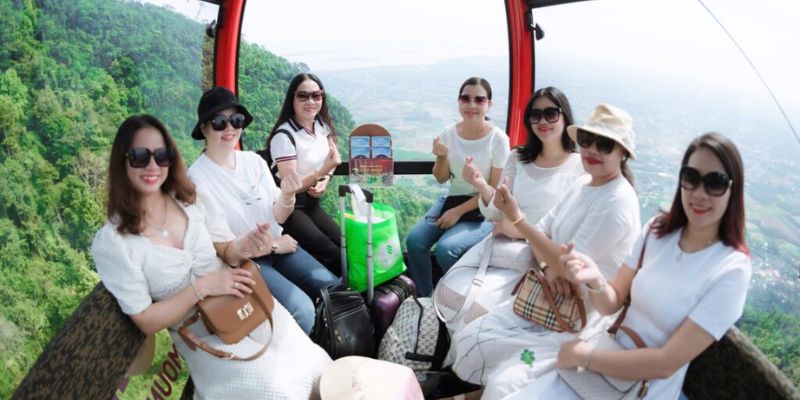 Khoang cáp treo rộng thoáng giúp du khách ngắm toàn cảnh Tây Ninh