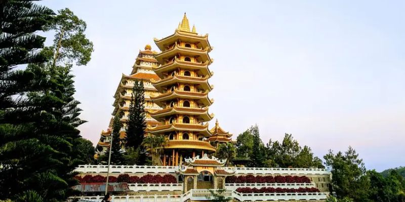 Tháp chuông 9 tầng là yên rất yên bình và thanh tịnh