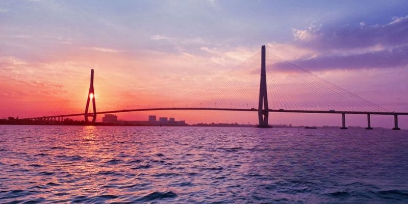 Cầu Cần Thơ nối liền thành phố Cần Thơ với Vĩnh Long