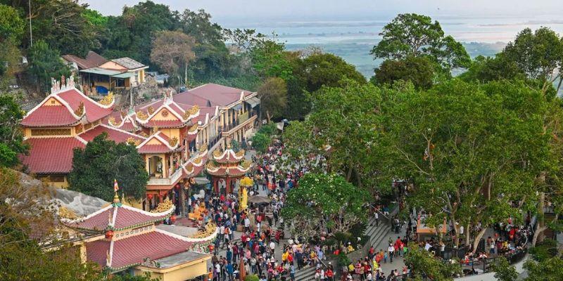 Dòng người hành hương đến thắp hương tưởng nhớ nàng Thiên Hương