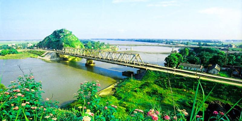 Ngắm nhìn cầu Hàm Rồng vào tiết trời thu trong xanh