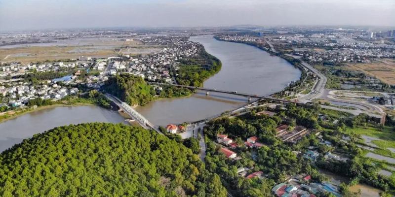 Cầu Hàm Rồng bắc ngang con sông Mã thơ mộng