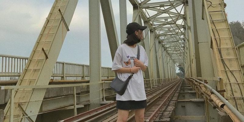 Cầu Hàm Rồng là điểm du lịch thu hút nhiều bạn trẻ tới tham quan, chụp hình