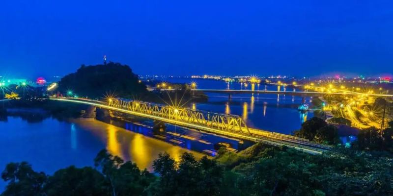 Cầu Hàm Rồng tỏa sáng rực rỡ giữa ánh đèn LED lung linh