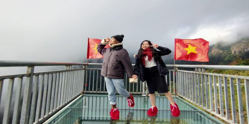 Lên cầu kính chụp ảnh lưu giữ kỷ niệm khó quên